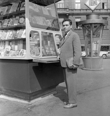 Magyarország, Budapest VII., Erzsébet (Lenin) körút a Dohány utcánál, a Bástya mozi előtt. Kazimir Károly rendező, színigazgató., 1960, Kotnyek Antal, portré, reklám, színházművészet, híres ember, könyvesbolt, hirdetőoszlop, pavilon, FÖMO, Budapest, Fortepan #18469