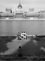 Magyarország, Budapest I.,Budapest V., a budai alsó rakpart a Batthyány térnél, szemben a Parlament., 1965, Inkei Péter, Budapest, Fortepan #184712