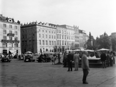 Lengyelország, Krakkó, Rynek Glówny, a város főtere, jobbra az Adam Mickiewicz-emlékmű., 1964, Inkei Péter, Fortepan #184721