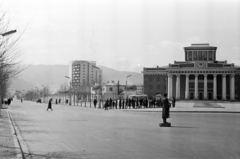 Mongólia, Ulánbátor, Dzsingisz sugárút, jobbra a Nemzeti Akadémiai Drámai Színház, 1967, Inkei Péter, Fortepan #184811