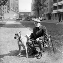 Magyarország, Budapest XIII., a mai Wein János park, a padon Inkey Tibor fotóművész ül. Háttérben a Pannónia (Rajk László) utca házsorának Thurzó (Muk Lajos) utca felőli homlokzat. Távolban az Ipoly utcánál álló épületek látszanak., 1970, Inkey Tibor, Budapest, Fortepan #184826