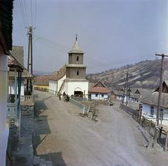 Magyarország, Hollókő, Kossuth utca, Szent Márton-templom, jobbra a Petőfi Sándor utca torkolata., 1970, Inkey Tibor, Fortepan #184827