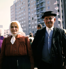 Hungary, Székesfehérvár, Áron Nagy Lajos tér háttérben a József Attila utca 2-es számú ház., 1978, Inkey Tibor, colorful, old person, man and woman, concrete block of flats, Fortepan #184852