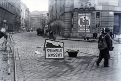 Magyarország, Budapest II., Margit körút, szemben a Török utca., 1941, Inkey Tibor, Budapest, létra, plakát, útépítés, utcanévtábla, moziműsor, hátizsák, bogrács, Fortepan #184884