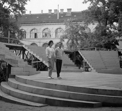 Magyarország, Szeged, a Tömörkény gimnázium udvara, Lukács Margit és Kálmán György színművészek., 1960, Kotnyek Antal, híres ember, színpad, kettős portré, színházi próba, lépcsősor, Fortepan #18493