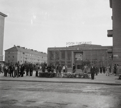 Magyarország, Dunaújváros, (Sztálinváros), Vasmű (Sztálin) út, szemben a Dózsa György (Ságvári) téren a Dózsa mozi., 1960, Kotnyek Antal, plakát, mozi, Szrogh György-terv, Fortepan #18496