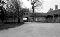 Hungary, Iszkaszentgyörgy, Amadé-Bajzáth-Pappenheim kastély. A kapun át a távolban a Szentháromság-templom látszik., 1978, Kende János, castle, Fortepan #184984