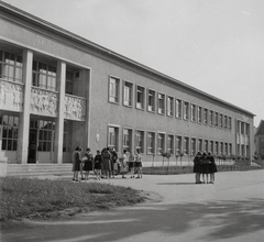 Magyarország, Dunaújváros, Petőfi liget, Vasvári Pál Általános Iskola (a domborművek alkotója Marton László, 1954.)., 1964, Kotnyek Antal, úttörő, iskolai egyenruha, Fortepan #18499