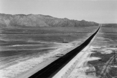 Peru, Nazca sivatag, a felvétel a Nazca-vonalaknál lévő kilátótoronyból készült, szemben a Carretera Panamericana Sur ("Dél-pánamerikai autópálya")., 1981, Kende János, Fortepan #185033