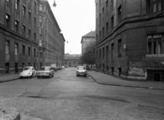 Magyarország, Budapest VIII., Lósy Imre utca, jobbra a háztömb után a Molnár Ferenc tér, távolabb a Szigony utca., 1971, Kende János, Budapest, taxi, Volkswagen Bogár, VAZ 2101, Fortepan #185128