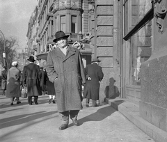 Magyarország, Budapest VII., Erzsébet (Lenin) körút, Tompa (Pufi) Sándor színművész, Hungária (korábban és ma New York) kávéház előtt., 1961, Kotnyek Antal, portré, színházművészet, híres ember, kalap, utcakép, Budapest, Fortepan #18518