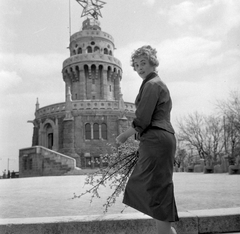 Hungary, Budapest XII., Jánoshegy, az Erzsébet kilátó előtt Gyurkovics Zsuzsa színművésznő., 1958, Kotnyek Antal, actor, Budapest, Fortepan #18519