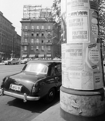 Magyarország, Budapest VII., Erzsébet (Lenin) körút, szemben a Kertész utca., 1960, Kotnyek Antal, plakát, német gyártmány, Mercedes-márka, hirdetőoszlop, automobil, mercedes w120, Moszkvics 407, Wartburg 311/312, rendszám, Budapest, színház, Fortepan #18523