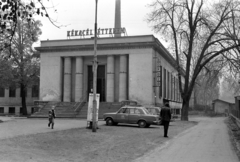 Hungary, Ózd, Bajcsy-Zsilinszky utca 12., Kékacél étterem. A felvétel Mészáros Márta Kilenc hónap című filmjének forgatása idején készült., 1976, Kende János, taxicab, Fortepan #185239