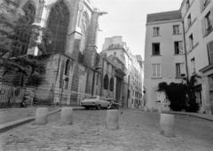 France, Paris, Rue des Barres, balra a Szent Gyárfás-templom (Église Saint-Gervais)., 1976, Kende János, Opel-brand, Morris-brand, Opel Olympia 1967, Fortepan #185283