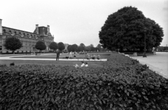 France, Paris, Jardin du Carrousel, balra a Louvre délnyugati szárnyának végén az École du Louvre., 1976, Kende János, Fortepan #185284