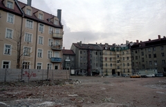 Németország, München, beépítetlen terület a Knöbelstrasse és az Adelgundenstrasse között, a Kanalstrasse és a Knöbelstrasse épületeinek hátsó frontja felé nézve., 1985, Kende János, színes, NSZK, Fortepan #185325