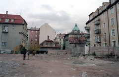 Németország, München, beépítetlen terület a Knöbelstrasse és az Adelgundenstrasse között, háttérben a Szent Lukács-templom (St. Lukas / Lukaskirche) kupolája., 1985, Kende János, színes, NSZK, Fortepan #185326