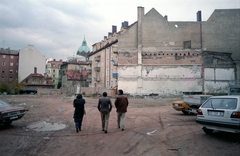 Németország, München, beépítetlen terület a Knöbelstrasse és az Adelgundenstrasse között, háttérben a Szent Lukács-templom (St. Lukas / Lukaskirche) kupolája., 1985, Kende János, színes, NSZK, rendszám, Fortepan #185328