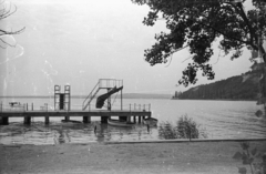 Magyarország,Balaton, Tihany, az MSZMP üdülő (egykor József főherceg nyaralókastélya, ma szálloda) strandja., 1960, Kende János, stég, csúszda, Fortepan #185361