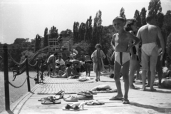 Magyarország,Balaton, Tihany, az MSZMP üdülő (egykor József főherceg nyaralókastélya, ma szálloda) strandja., 1960, Kende János, papucs, fecskenadrág, stég, Fortepan #185371