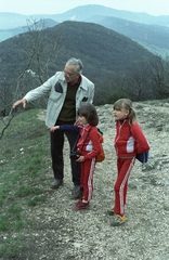 Magyarország, Pilis hegység, Nagy-Kevély, Dr. Kende István egyetemi docens kiránduláson., 1983, Kende János, színes, Fortepan #185418