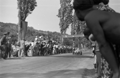 Magyarország,Balaton, Tihany, Lepke sor, az Építők Sport- központja nemzetközi gyorsasági motorkerékpáros és autós versenye. Szemben egy Aero Minor motoros versenyautó., 1957, Tóth Tibor, közönség, versenyautó, Fortepan #185506