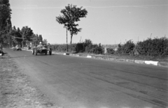 Magyarország,Balaton, Tihany, Lepke sor, a Tihanyi Nagydíj egyik versenyzője, 16-os rajtszámmal Tóth Gyula Skoda Special típusú versenyautójában., 1958, Tóth Tibor, versenyautó, Fortepan #185513