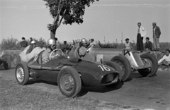 Magyarország,Balaton, Tihany, Lepke sor, a Tihanyi Nagydíj rajtja. 16-os rajtszámmal Tóth Gyula Skoda Special, a 4-es számú Maserati típusú versenyautóban Széles Tibor. Hátrébb a 27-es rajtszámú a Lancia motoros versenyautóban Tárczik Béla., 1958, Tóth Tibor, motoros szemüveg, bukósisak, Fortepan #185515