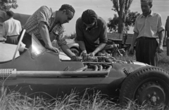 Magyarország,Balaton, Tihany, Lepke sor, Tihanyi Nagydíj, Tóth Gyula Skoda Special típusú versenyautója., 1958, Tóth Tibor, feltűrt ingujj, szerelés, Fortepan #185518