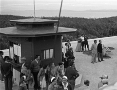 Magyarország, Balatonföldvár, hajóállomás, meteorológiai mérőállomás., 1955, Tóth Tibor, pavilon, hajóállomás, várakozás, Fortepan #185531