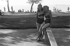 Magyarország, Balatonföldvár, strand a Kvassay-sétánynál., 1955, Tóth Tibor, nők, karok a vállon, bikini, Fortepan #185536