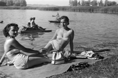 Magyarország, Balatonföldvár, strand a Kvassay-sétánynál., 1955, Tóth Tibor, fürdőruha, vízibicikli, napozás, Fortepan #185537