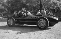 Magyarország, Városliget, Budapest XIV., Paál László út, balra a gyalogos híd a Vajdahunyad várához vezet., 1956, Tóth Tibor, Budapest, versenyautó, rajtszám, Fortepan #185539