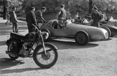 Magyarország, Városliget, Budapest XIV., Paál László út, balra a gyalogos híd a Vajdahunyad várához vezet., 1956, Tóth Tibor, Budapest, versenyautó, rajtszám, motorkerékpár, Fortepan #185540