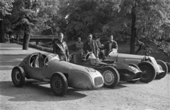 Magyarország, Városliget, Budapest XIV., Paál László út, balra a gyalogos híd a Vajdahunyad várához vezet., 1956, Tóth Tibor, Budapest, versenyautó, rajtszám, Fortepan #185541