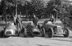 Magyarország, Városliget, Budapest XIV., Paál László út, jobbra a gyalogos híd a Vajdahunyad várához vezet., 1956, Tóth Tibor, Budapest, versenyautó, rajtszám, Fortepan #185542