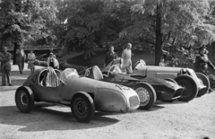 Magyarország, Városliget, Budapest XIV., Paál László út, balra a gyalogos híd a Vajdahunyad várához vezet., 1956, Tóth Tibor, Budapest, versenyautó, Fortepan #185544