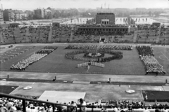 Magyarország, Népstadion, Budapest XIV., ünnepség az 1949. évi XX. törvény, a Magyar Népköztársaság Alkotmánya ötödik évfordulója alkalmából 1954. augusztus 20-án., 1954, Tóth Tibor, Budapest, ünnepség, címer, stadion, politikai dekoráció, Fortepan #185553