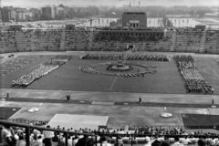 Magyarország, Népstadion, Budapest XIV., ünnepség az 1949. évi XX. törvény, a Magyar Népköztársaság Alkotmánya ötödik évfordulója alkalmából 1954. augusztus 20-án., 1954, Tóth Tibor, Budapest, ünnepség, stadion, politikai dekoráció, Fortepan #185554