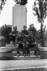 Magyarország, Budapest XVIII., Béke tér, az egykori országzászló talapzata a Rudawszky utca - Királyhágó utca közötti szakaszon., 1954, Tóth Tibor, Budapest, csoportkép, katona, talapzat, Fortepan #185569