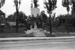 Magyarország, Budapest XVIII., Béke tér, az egykori országzászló talapzata a Rudawszky utca - Királyhágó utca közötti szakaszon., 1954, Tóth Tibor, Budapest, csoportkép, katona, talapzat, Fortepan #185570