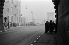 Magyarország, Budapest I., a Clark Ádám tér és a Széchenyi Lánchíd az Alagútból nézve., 1956, Tóth Tibor, T-34 tank, Budapest, köd, Fortepan #185579