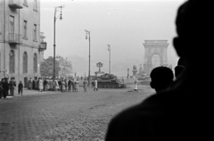 Magyarország, Budapest I., a Clark Ádám tér és a Széchenyi Lánchíd az Alagúttól nézve., 1956, Tóth Tibor, T-34 tank, Budapest, forradalom, Fortepan #185580