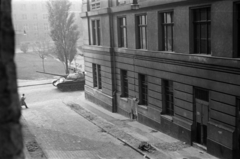 Magyarország, Budapest I., Sarló utca, a harckocsi az Attila úton a Petőfi Sándor Gimnázium előtt áll. Mögötte a Horváth-kert és a Krisztina körút, 1956, Tóth Tibor, T-54 tank, Budapest, Fortepan #185588