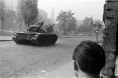 Magyarország, Budapest I., Attila út 43. - Sarló utca sarok. Harckocsi a Horváth-kert és a Petőfi Sándor Gimnázium között, távolabb a háttérben a Havas Boldogasszony-templom a Krisztina téren, 1956, Tóth Tibor, T-54 tank, Budapest, Fortepan #185589