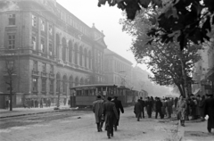 Magyarország, Budapest V.,Budapest VIII., Múzeum körút az Astoria felől nézve, balra az ELTE épületei., 1956, Tóth Tibor, járműroncs, Budapest, Fortepan #185591