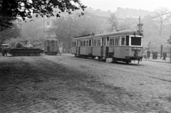 Magyarország, Budapest V.,Budapest VIII., Múzeum körút a Bródy Sándor utca felé nézve, jobbra a Múzeumkert., 1956, Tóth Tibor, utcakép, Budapest, járműroncs, harckocsi, Fortepan #185593