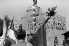 Magyarország, Budapest XIV., Ötvenhatosok tere (Sztálin tér), május 1-i felvonulás, szemben a Sztálin szobor., 1955, Tóth Tibor, Budapest, dombormű, szocreál, kommunizmus, Fortepan #185608