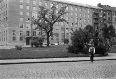 Magyarország, Budapest I., Attila út, szemben a Krisztina körút házai. Jobbra Nepomuki Szent János szobra a Horváth-kert déli végénél., 1957, Tóth Tibor, Budapest, bérház, Nepomuki Szent János-ábrázolás, Fortepan #185622